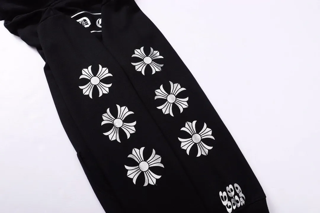 M23—P210 -Chrome Hearts/Chrome Hearts printed sweatshirt cardigan jacket -420 grams of high-density, high-quality wool, soft, delicate and skin-friendly, soft and silky to the touch, warm and skin-friendly -The hardware zipper accessories are all customized and full of details -Colour: black white -Size: S M L XL